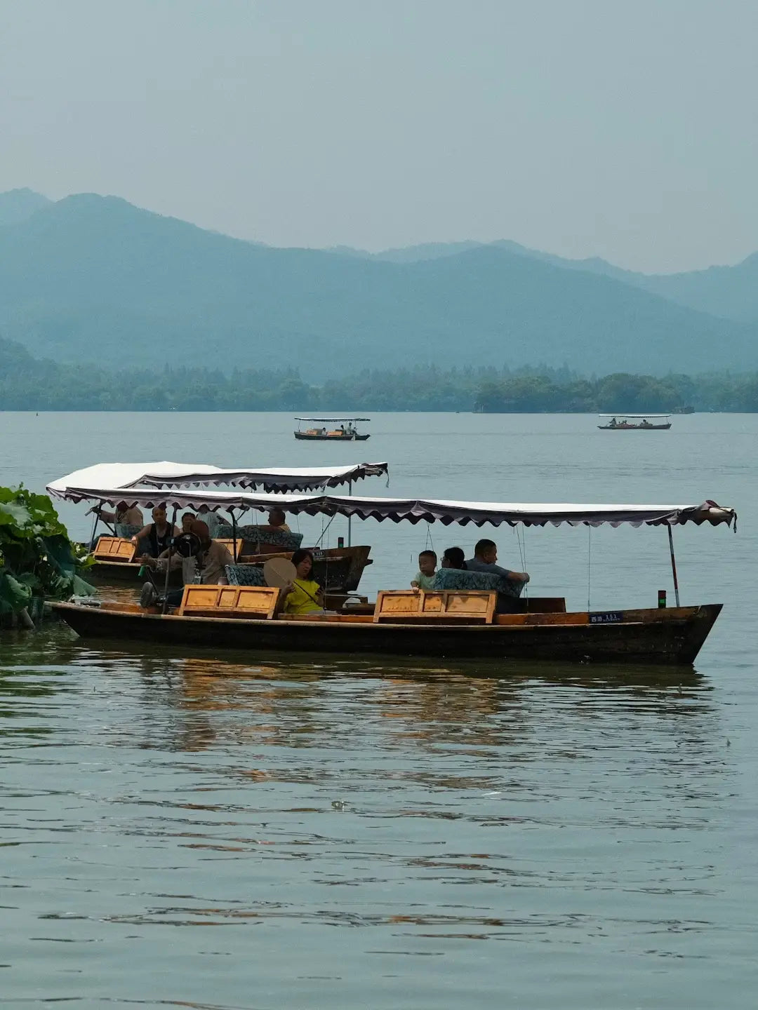 West Lake hand-rowed boat tour