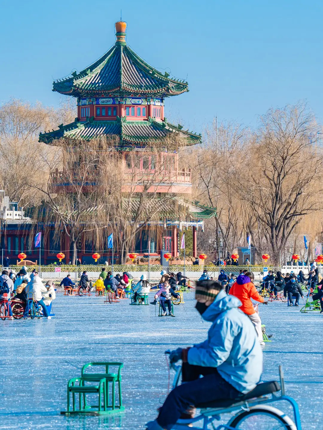 Beijing Shichahai winter ice skating