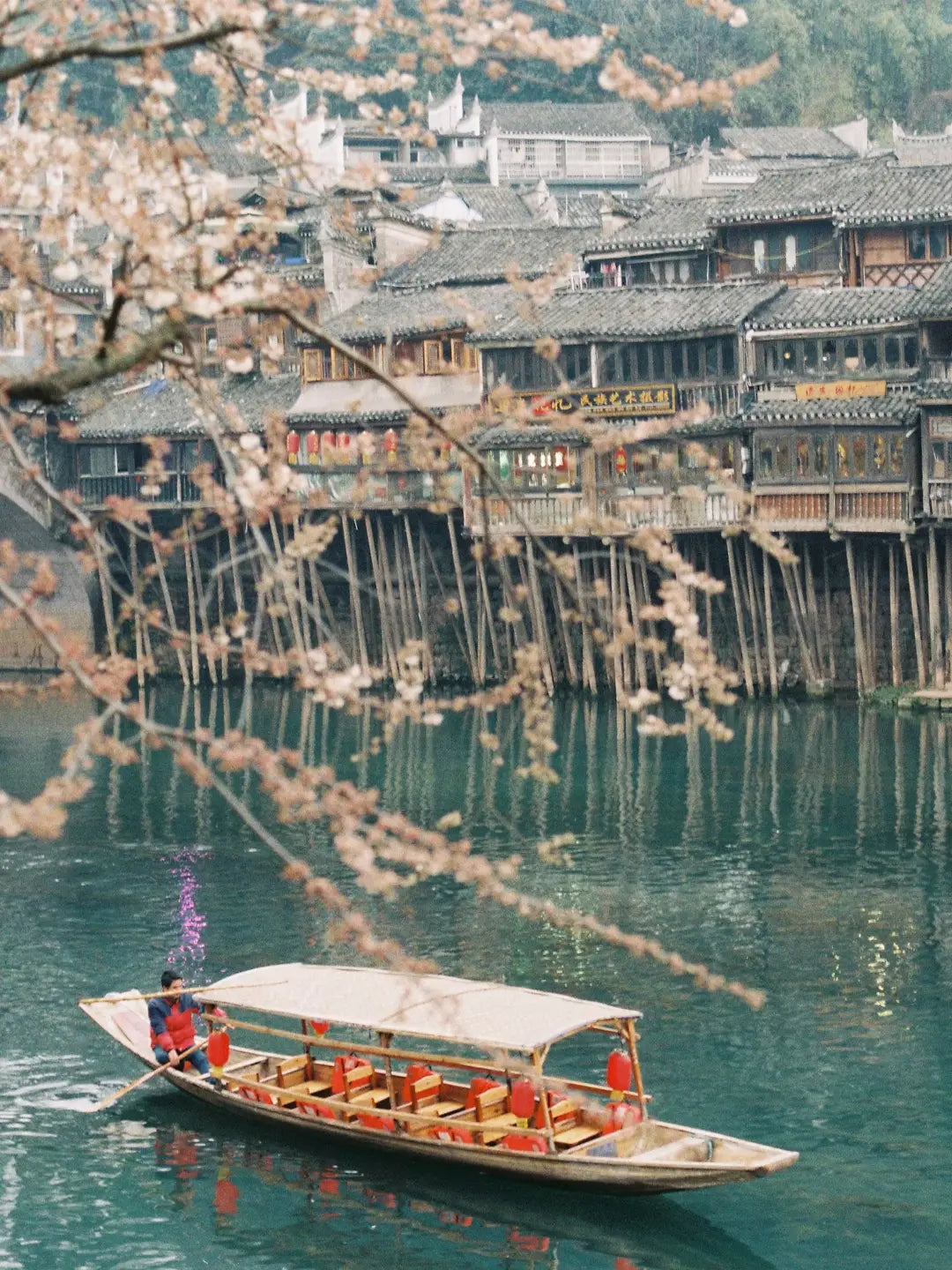 8-Day Zhangjiajie and Shanghai Tour with Furong & Fenghuang